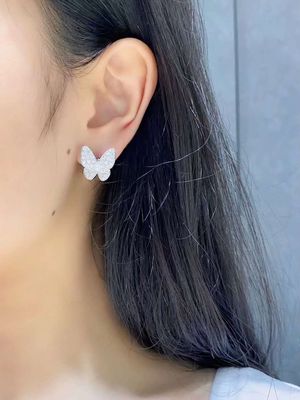 Elegant Custom Brand Diamond Jewelry In 18k Gold Prong Setting Polished Finish